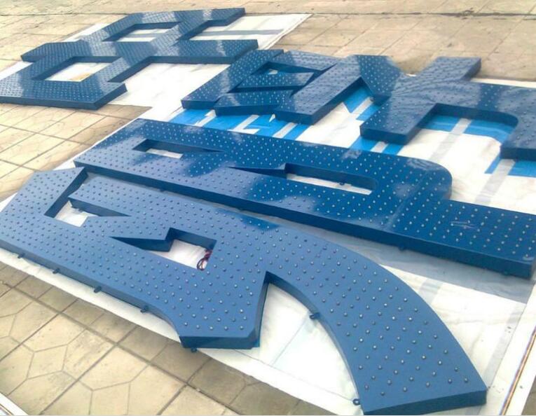 楼顶大字制作，楼顶冲孔发光字制作